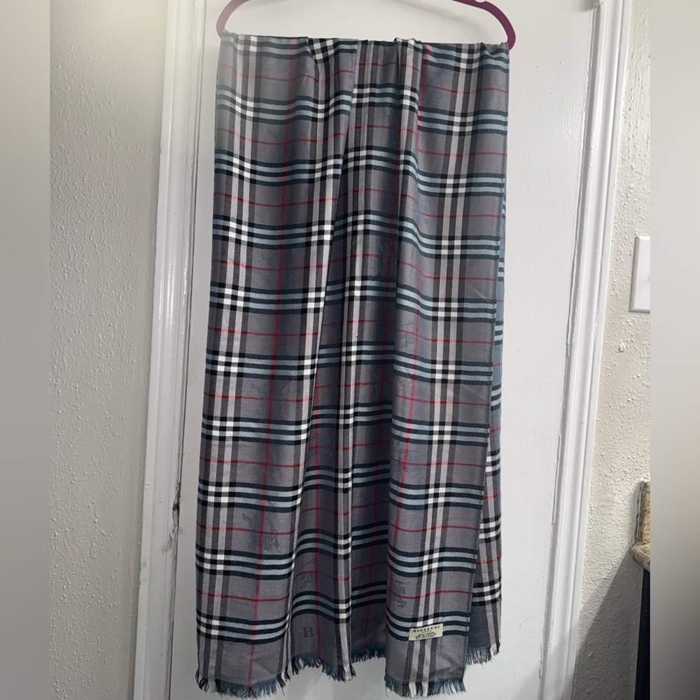 Burberry scarf 🧣 74x27 - Picture 3 of 6